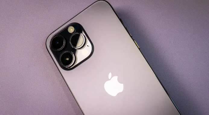 带有大按钮的iPhone 14 Pro。